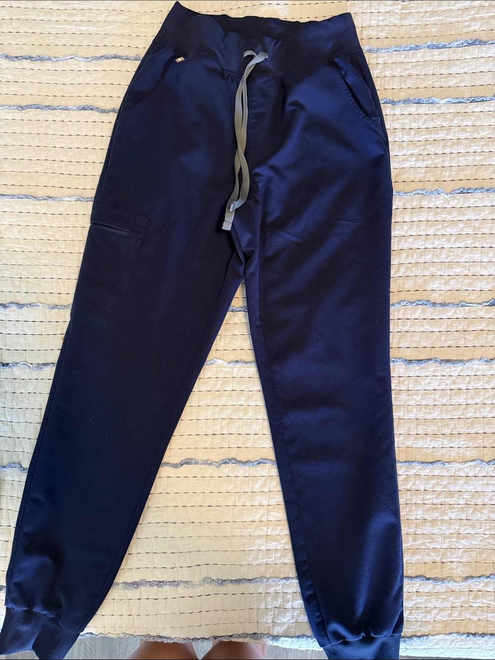 FIGS women’s Navy Drawstring Joggers with Cargo Pocket